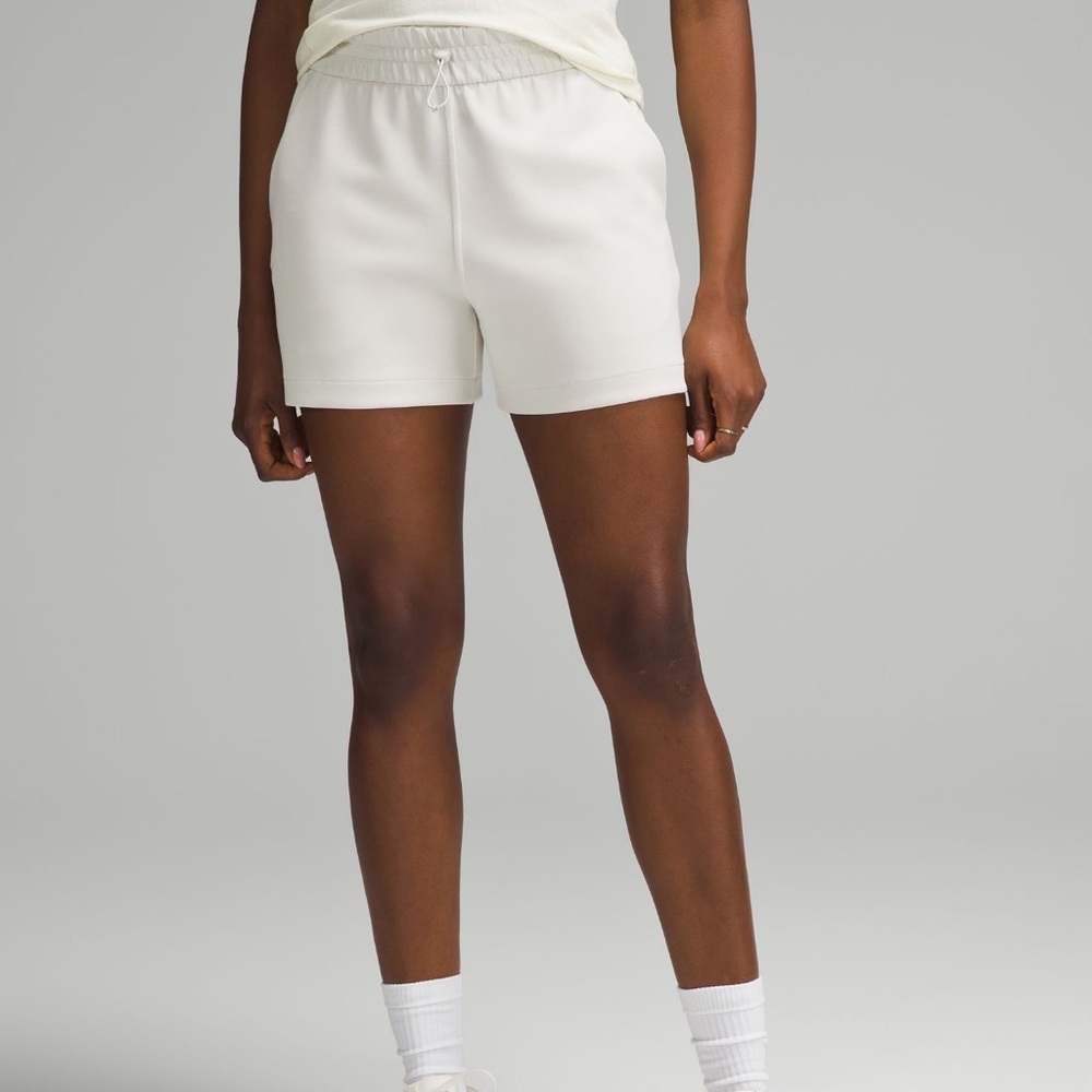 Lululemon soft stream 4” shorts